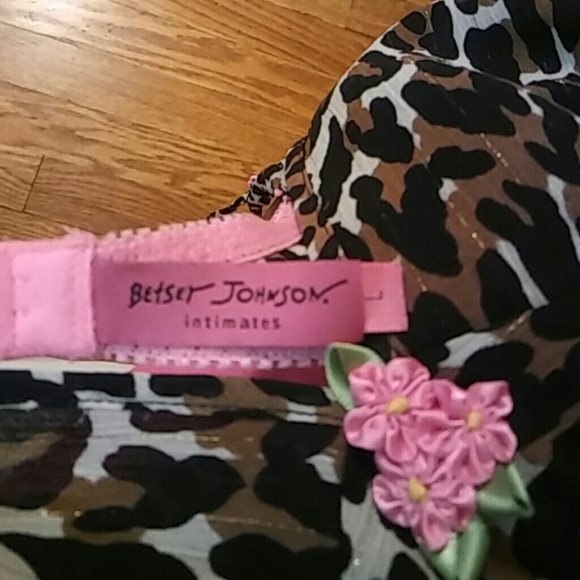 Beautiful gown - Picture 3 of 3